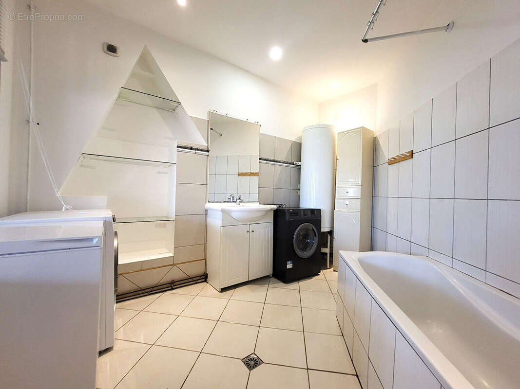Noveant sur Moselle - Vaste 3 pièces - 1 chambre - 1 cave - 1 place de stationnement privatif - photo 8