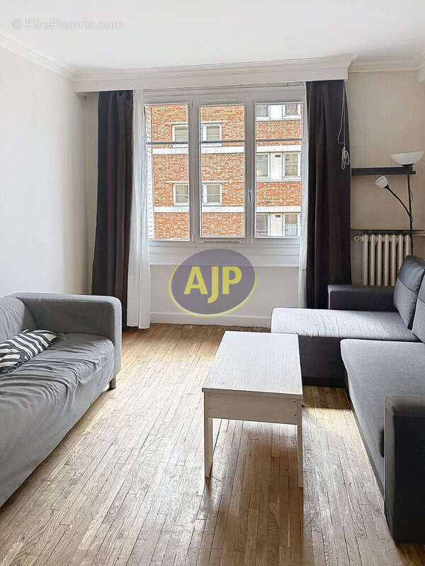 Appartement à COURBEVOIE