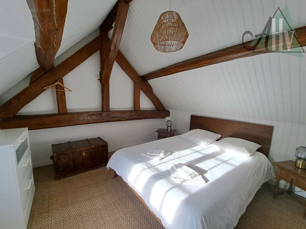 Proche VILLENEUVE L'ARCHEVEQUE - Longère rénovée de 160 m2 avec 4 chambres, dépendances et jardi - photo 16