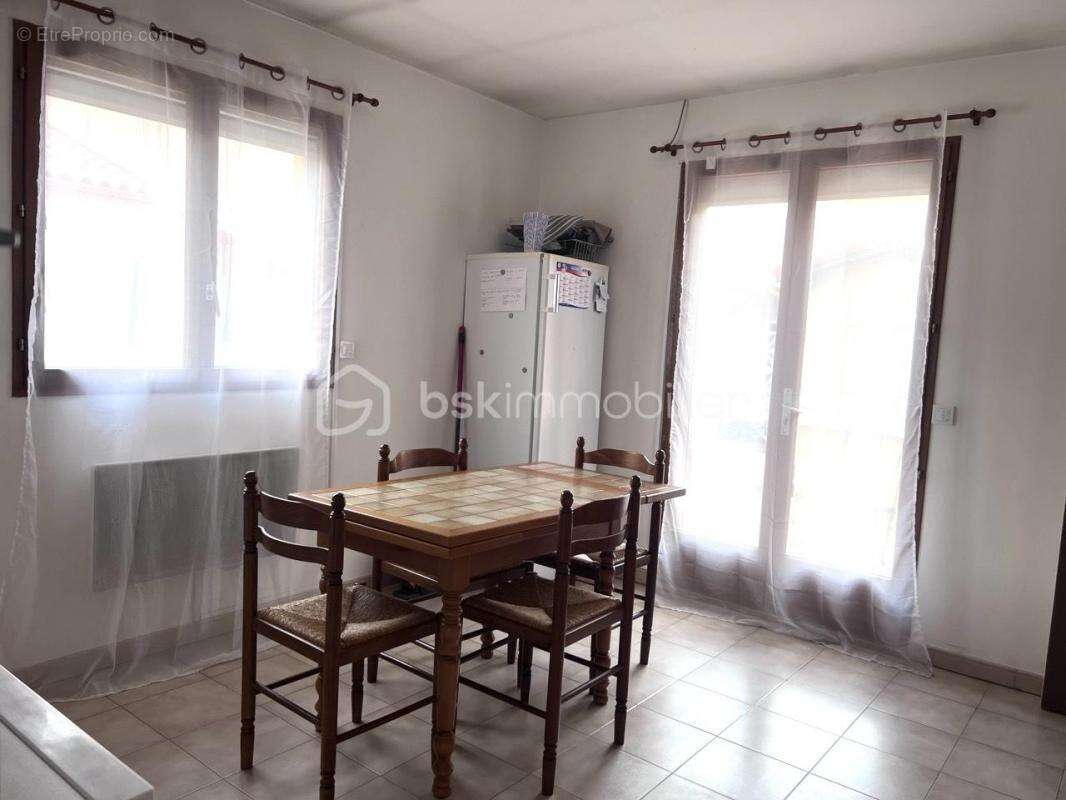 Maison F3 à rafraichir de plain pied de 94,46  m2, 2 chambres sur 191 m2 de terrain - photo 4