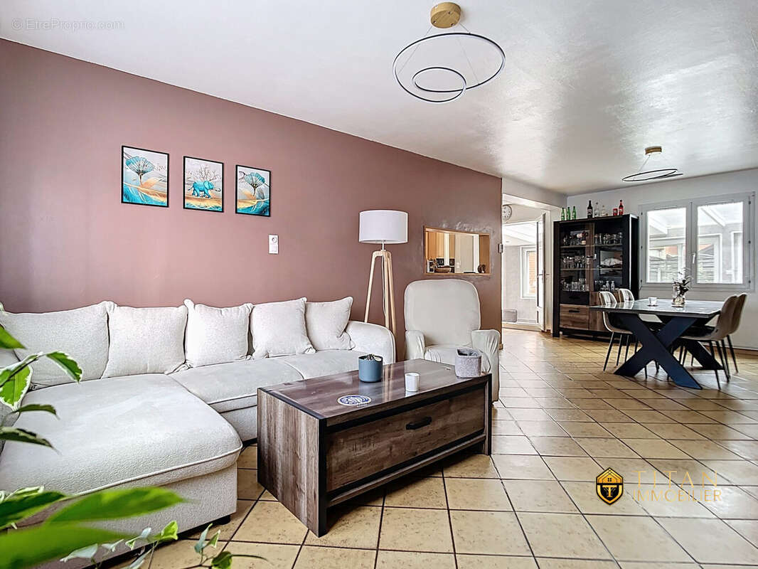 Maison semi individuelle de 124 m² avec 3 chambres, une véranda, une buanderie, un garage et jardin à Cappelle-la-Grande ( 59180)  - Maison à CAPPELLE-LA-GRANDE