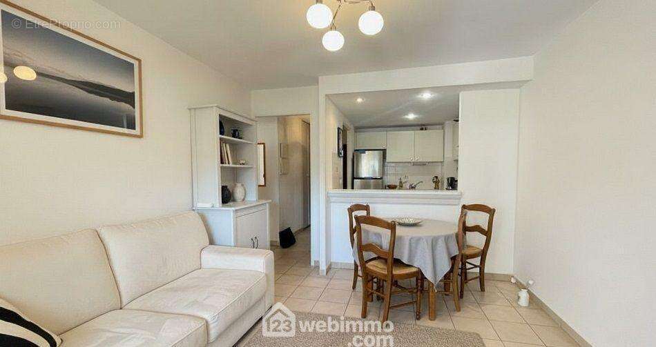 Espace de vie convivial avec cuisine ouverte, idéal pour recevoir. - Appartement à SAINTE-MAXIME