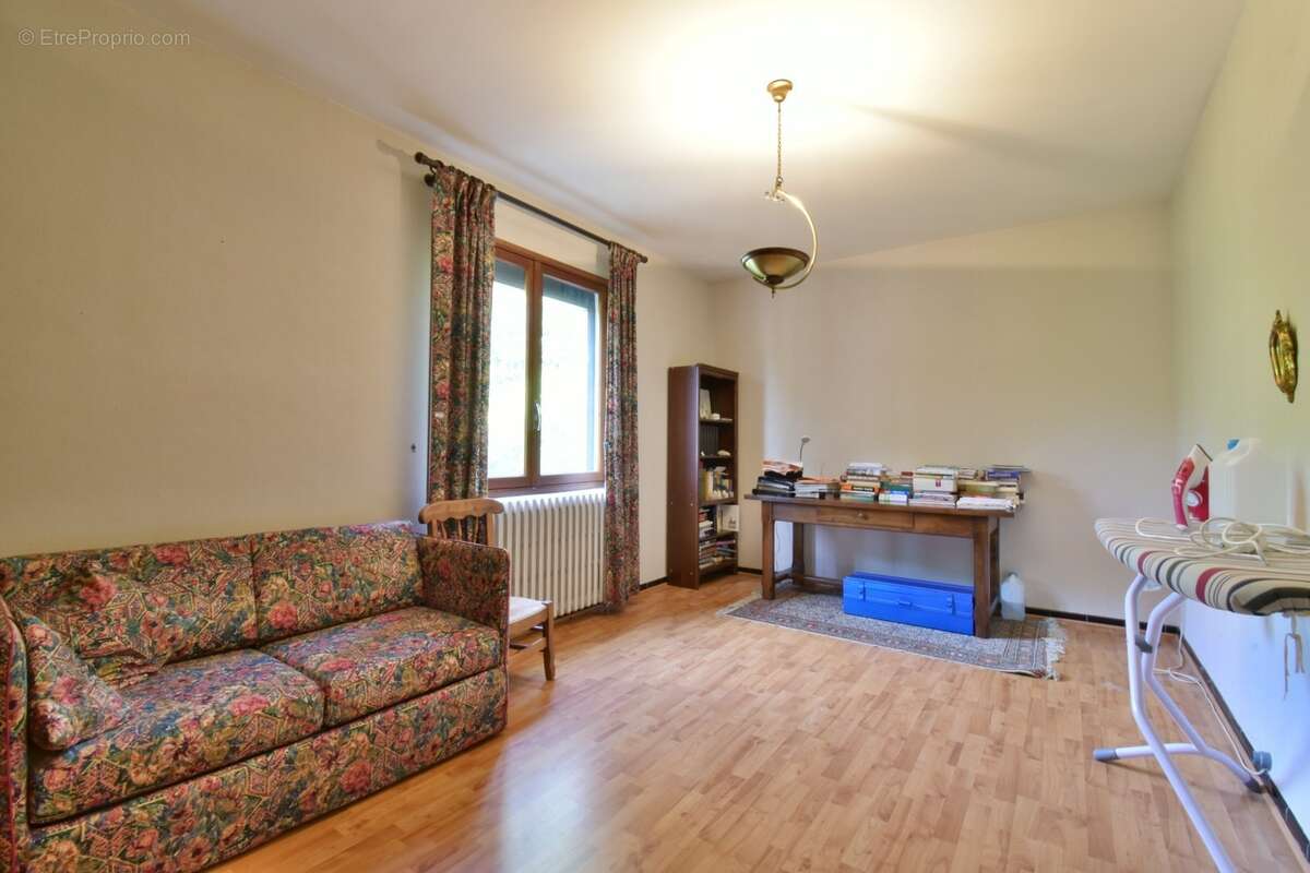  À VENDRE – Grande villa avec terrain boisé avec une olivette à Sisteron - photo 6