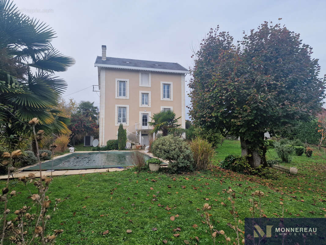 Maison à MONTMOREAU-SAINT-CYBARD