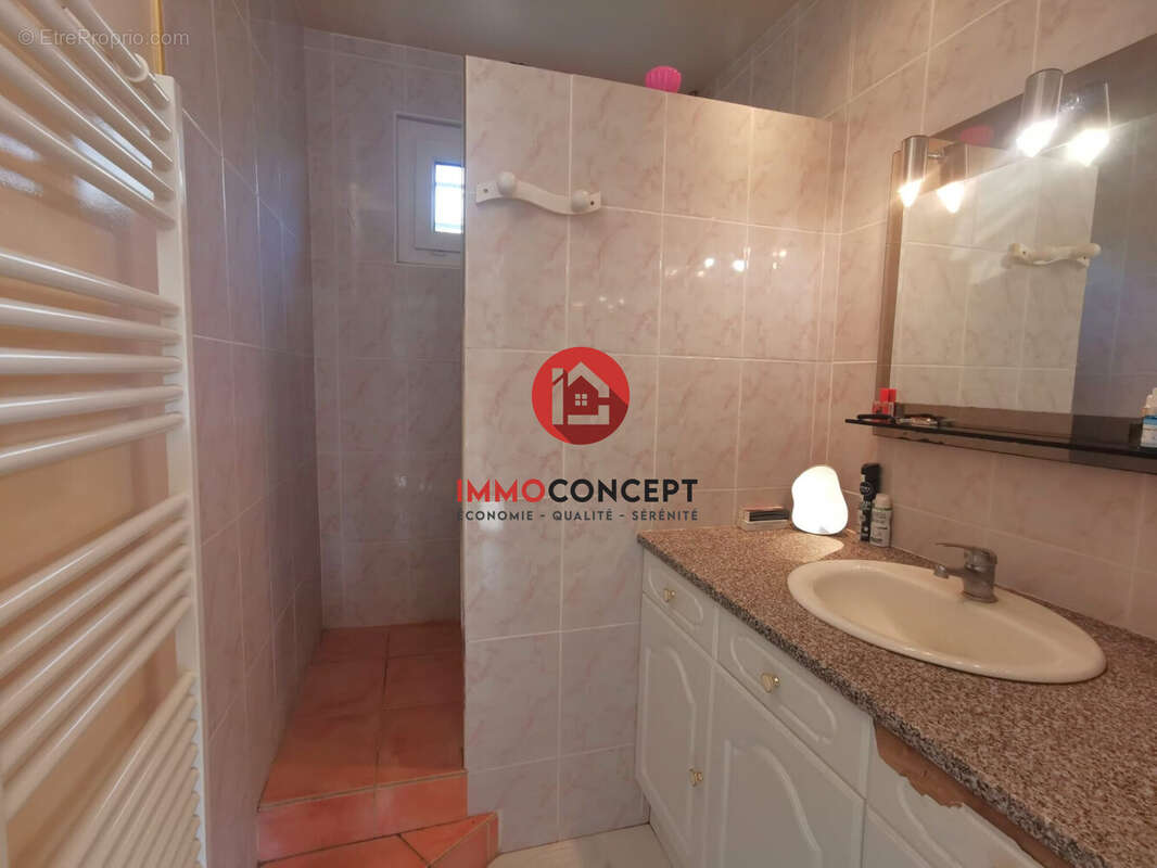 Maison à LAUDUN-L&#039;ARDOISE