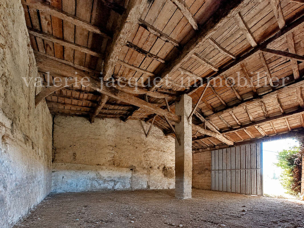 LUSSAC   Ensemble immobilier à rénover avec deux granges et fort potentiel d'évolution - photo 10