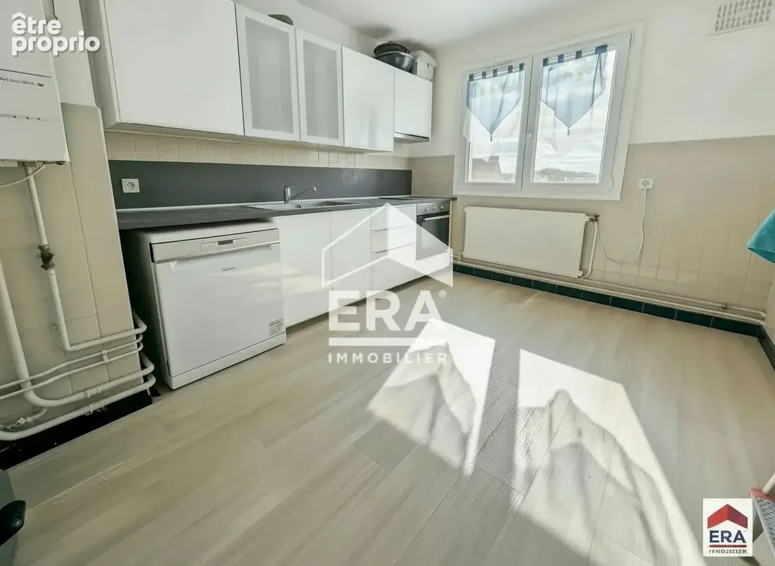 Croix centre - t3 de 72 m² - balcon - parking privatif - cave - photo 3