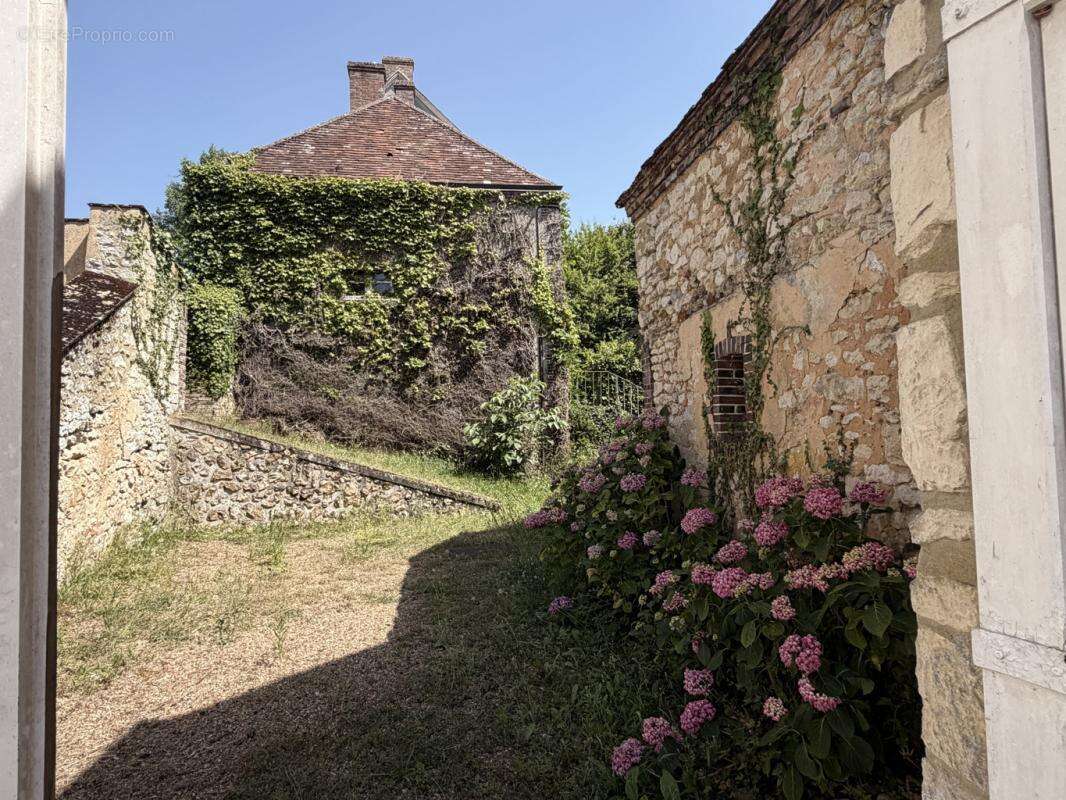 A moins de 2 heures de Paris, Ancien Presbytère de Coulonges-les-Sablons – Propriété de caractère sur un parc de 7 500 m² - photo 4