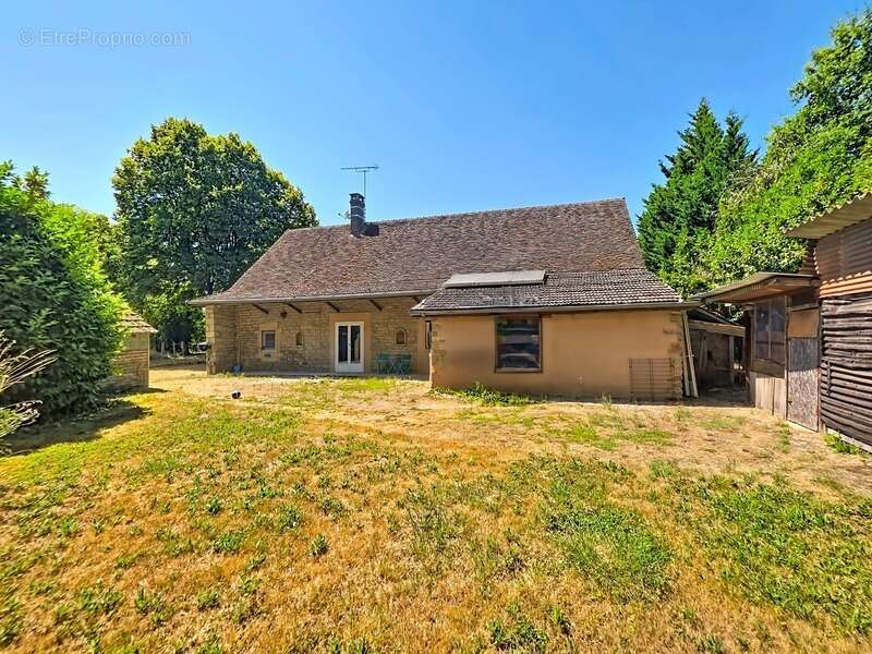 Maison en pierre rénovée avec dépendances –  Terrain de 2 200 m² - photo 24