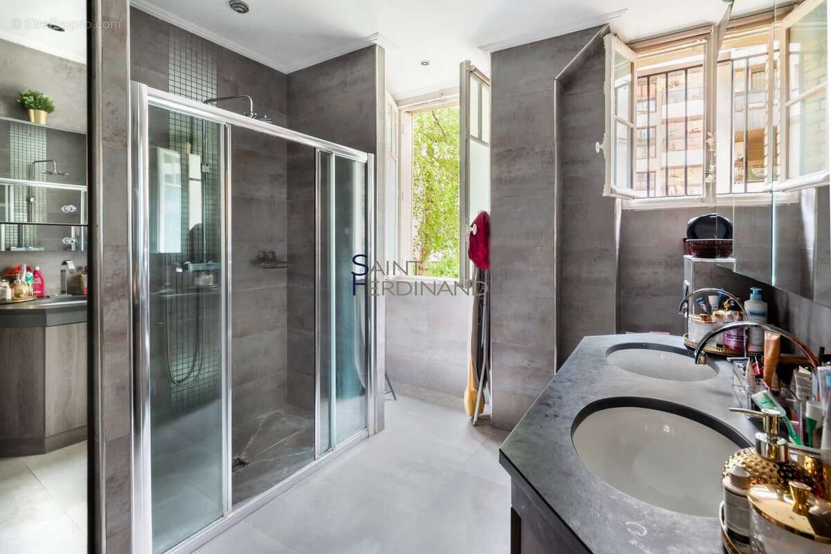 Appartement à NEUILLY-SUR-SEINE