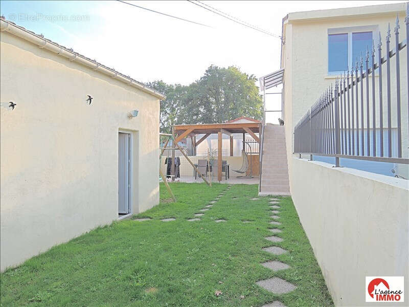 A vendre a saint aignan de grand lieu - jolie maison de 70m2, 2 chambres, jardin et garage - photo 2