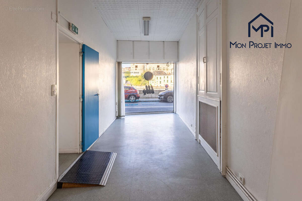 Commerce 71 m² à Laval  - photo 4