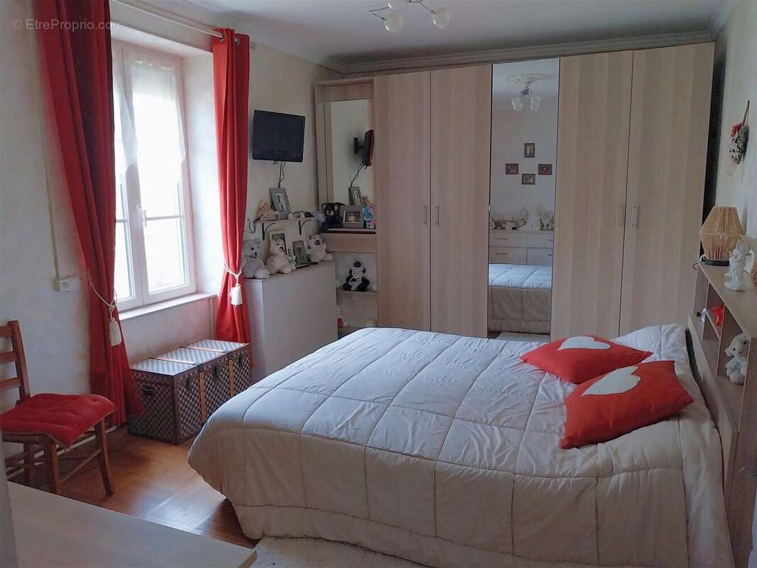 Maison à SAINT-HILAIRE-SUR-BENAIZE