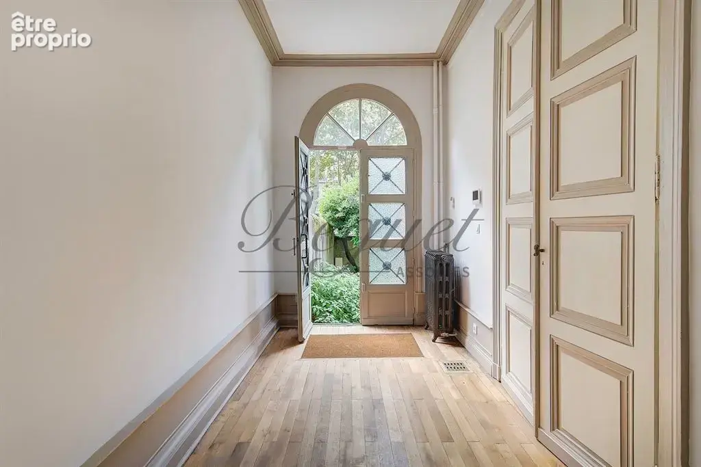 Tours (37000), Indre-et-Loire – Maison rénovée de 330 m², 6 chambres, jardin et 2 parkings - photo 3