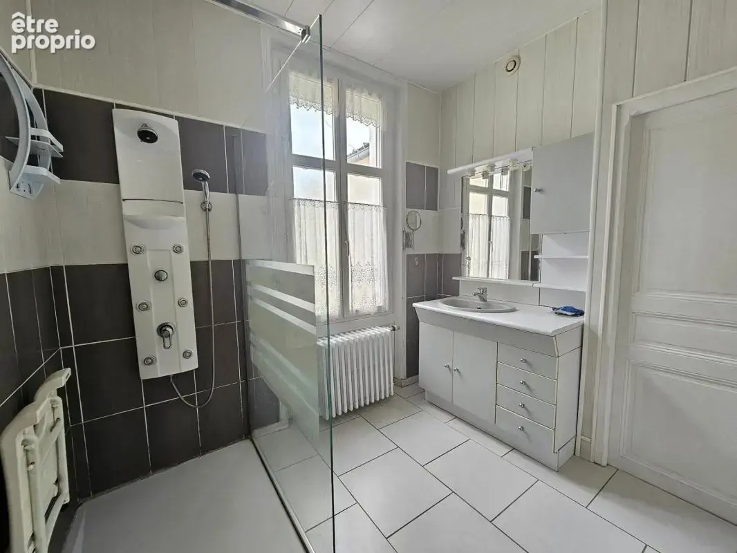 A deux pas des commerces, ecoles et services - photo 6