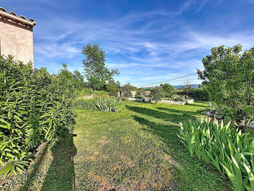 Le Luc - Villa 5 pièce(s) sur terrain de 1200 m2 - photo 8