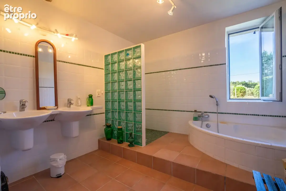 Grange en pierre restaurée (5 chambres) avec dépendance s et piscine. - photo 14