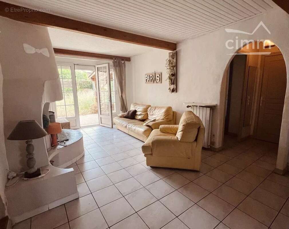 A vendre une grande maison avec jardin et garage - photo 11