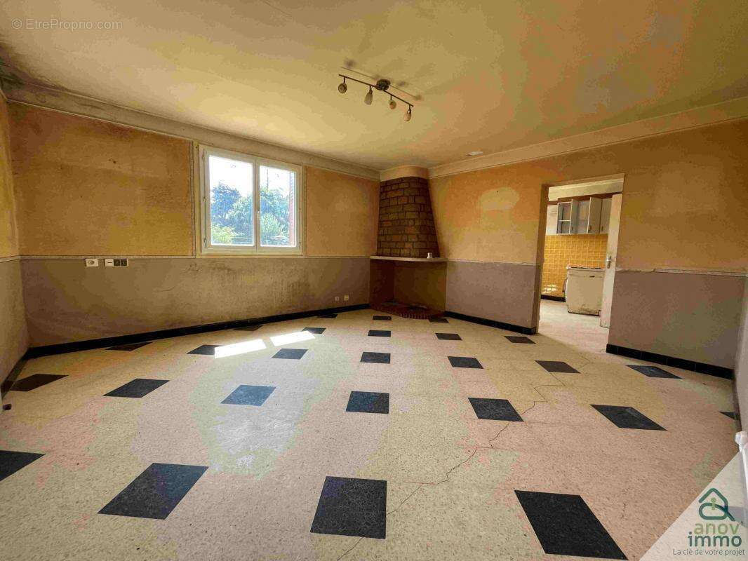 Maison à SAINTE-GENEVIEVE-SUR-ARGENCE