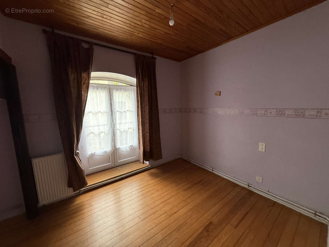 Maison à SAINT-JULIEN-CHAPTEUIL