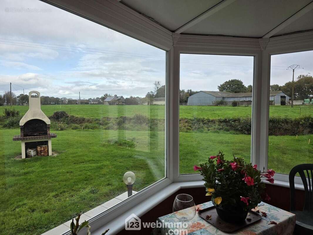 Barbecue avec accès véranda - Maison à SAINT-CLET