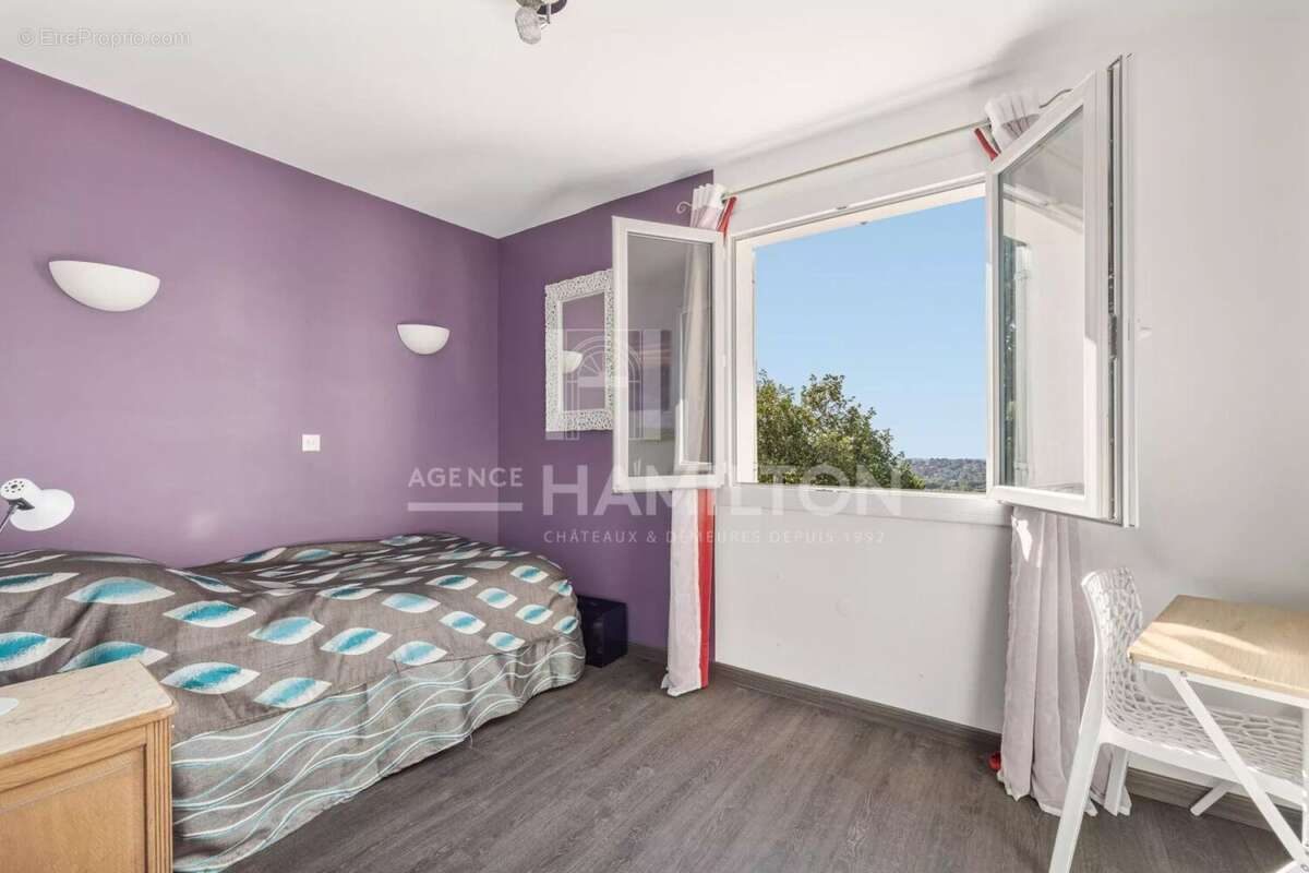 Maison à CHATEAUNEUF-GRASSE