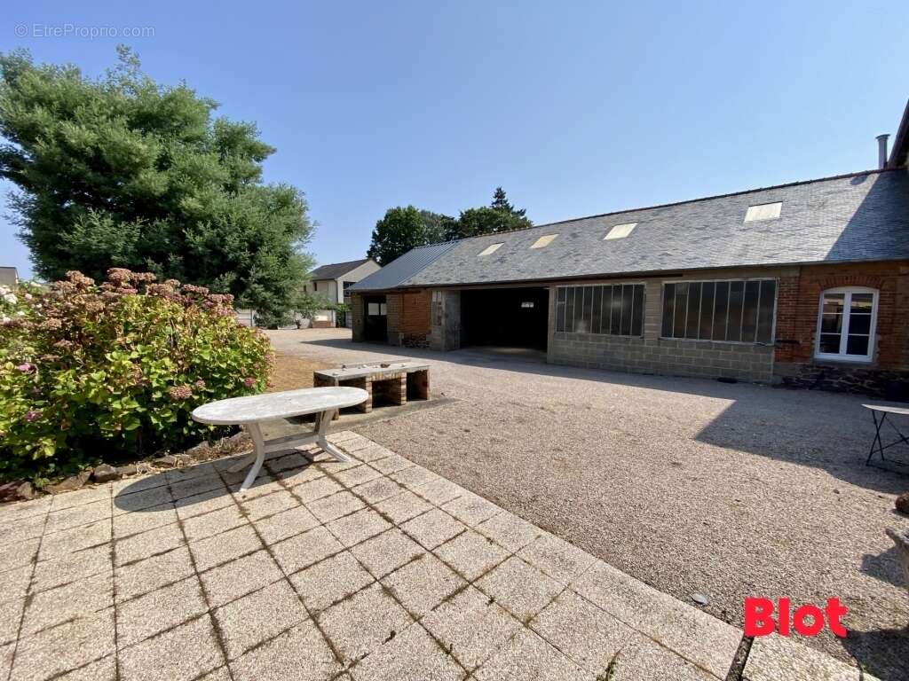 Maison 203 m² à Saint-Meen-Le-Grand  - photo 3