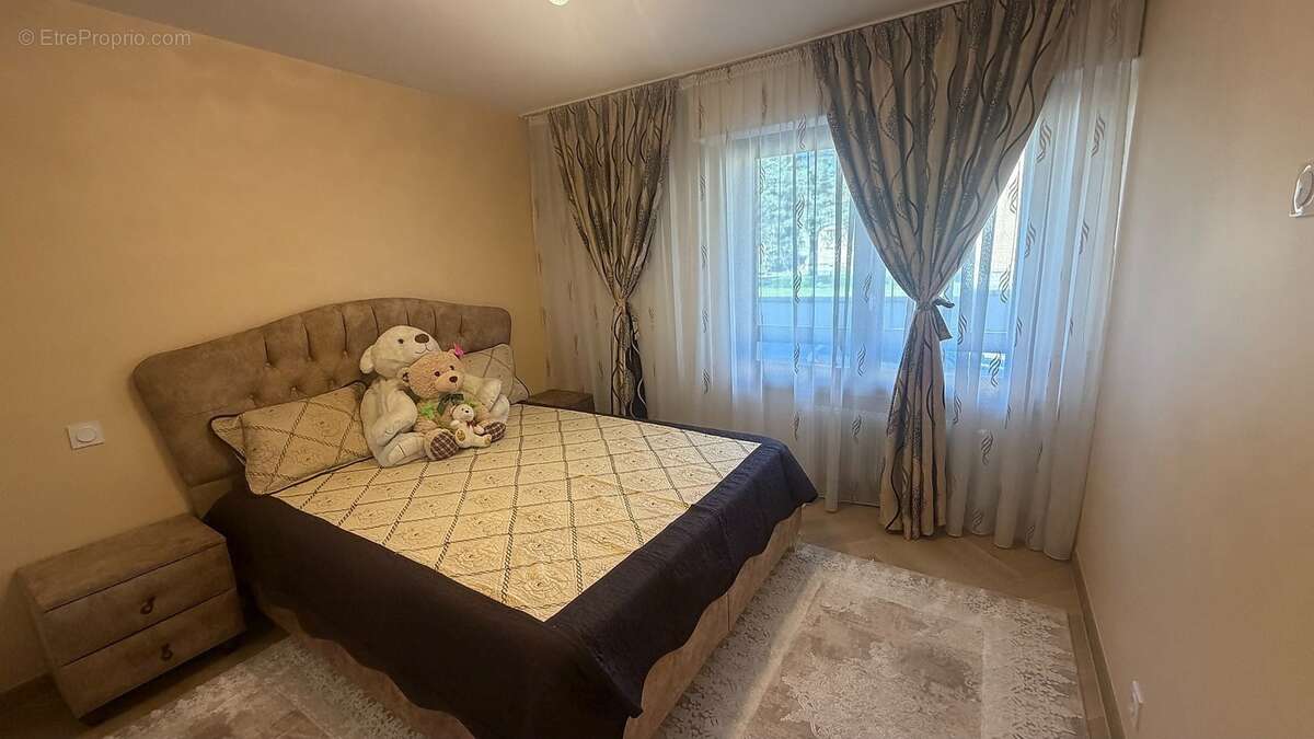 Chambre 1 avec rangements intégrés - Appartement à ANNEMASSE