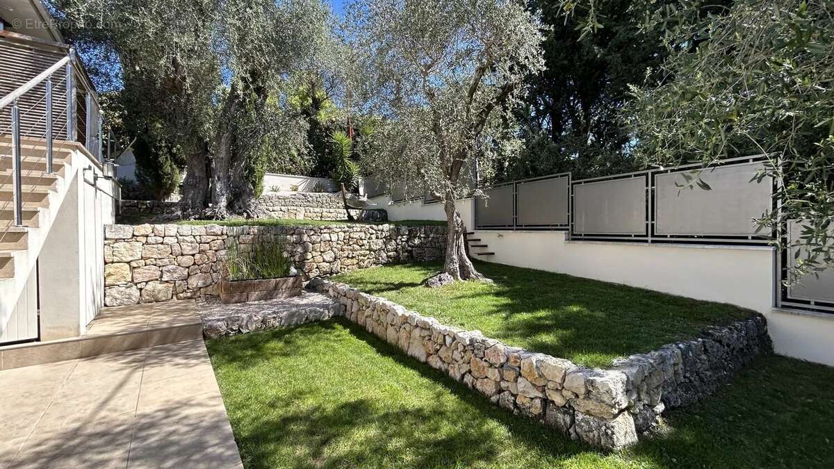 Maison à CHATEAUNEUF-GRASSE