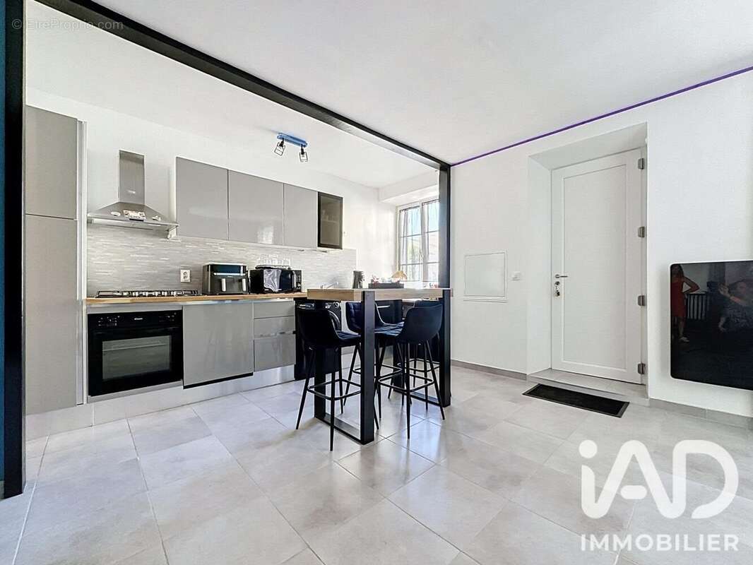 Maison 65 m² à Corme-Royal  - photo 4