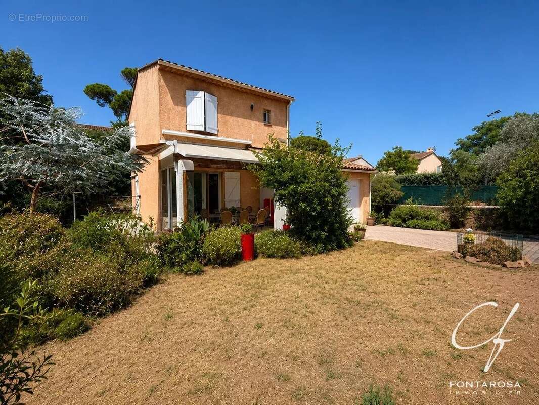 Villa au calme avec beau potentiel — Fréjus limitrophe Saint-Raphaël - photo 2