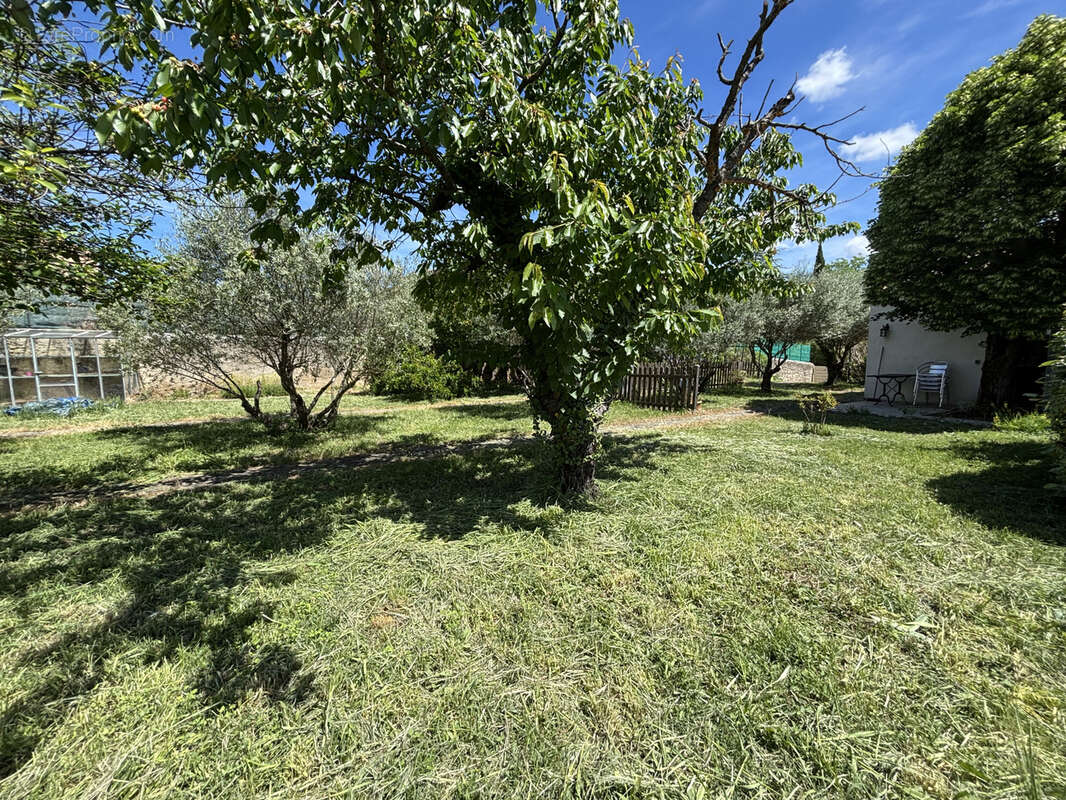 Terrain constructible de 662 m2 avec dependance maset de 37 m2 - centre village - photo 9