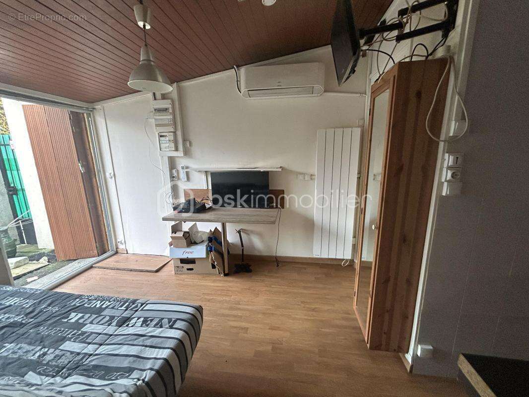 IDEAL AU INVESTISSEUR  2 STUDIO 11M² CHACUN  dans une allée de box sécurise très  proche du TRAM T9 (5 minute à pied) LE PRIX NE - photo 2