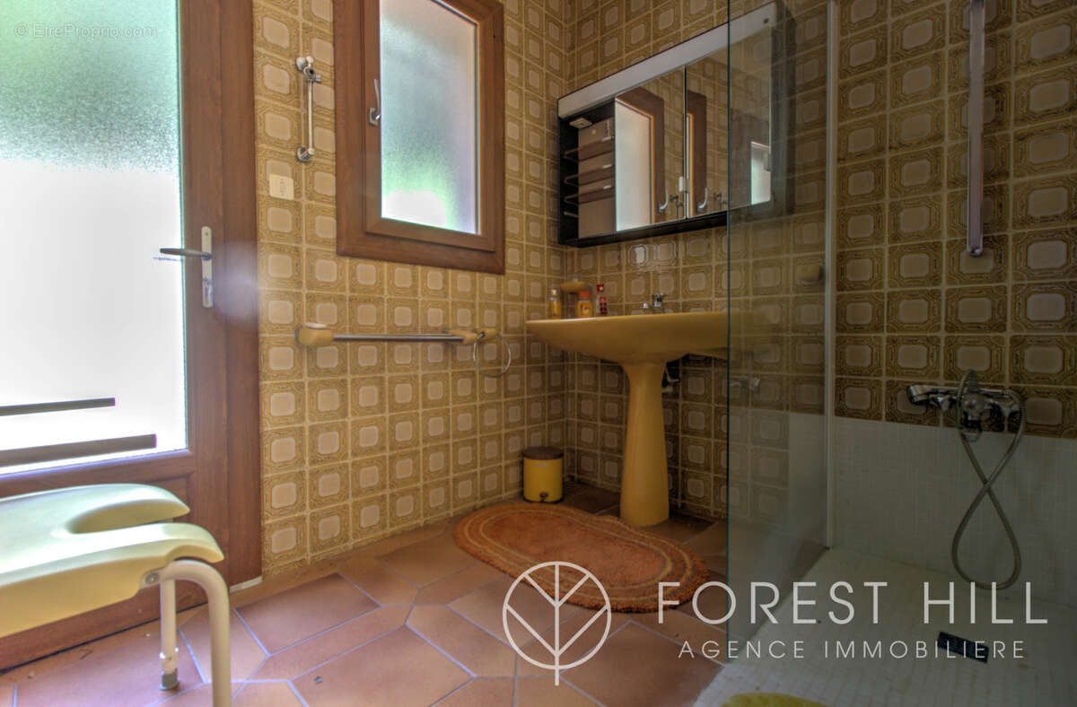 Maison 4 faces   fort potentiel, grand garage et terrain - photo 24