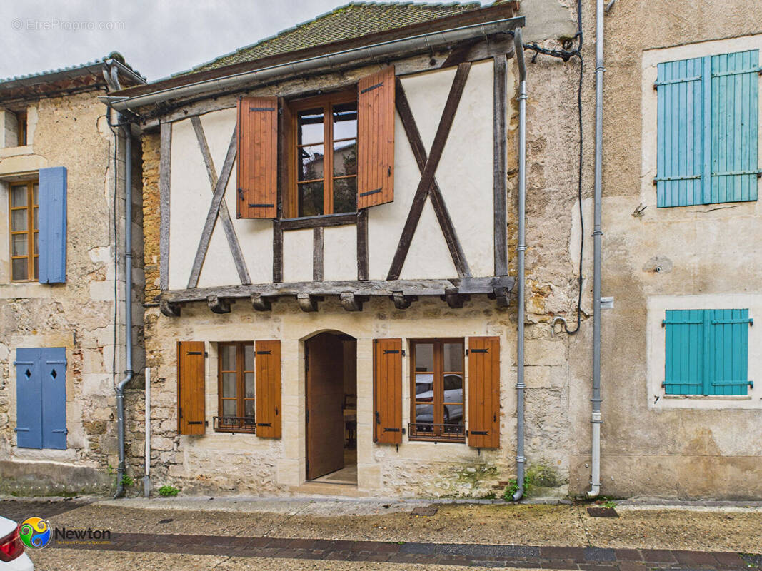 Maison à PUY-L&#039;EVEQUE