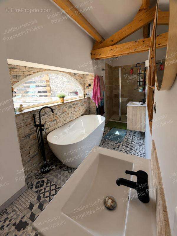 AUBIAT (63260) ?Maison de caractère rénovée d'environ 170 m² avec 4 chambres, suite parentale et espace professionnel - photo 6