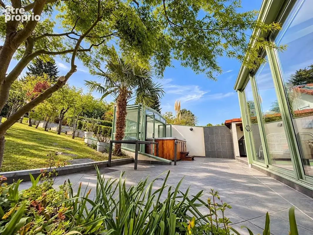 Royat - Maison avec panorama, jardin, terrasses et spa / 7 Pièces principales / 185 m² / Parcelle 942 m² - photo 4