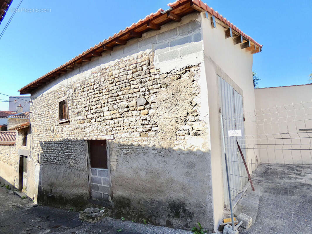 PONT-DU-CHÂTEAU / Grange à vendre avec cuvage et cave à moins de 40 000 - photo 2