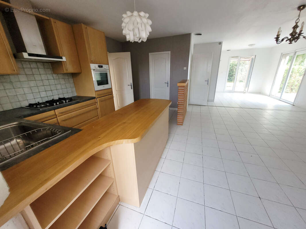  FLEURY Villa de type V d'une SH 152 m2 sur 3 faces sur un terrain de 619 m2 avec piscine. - photo 7