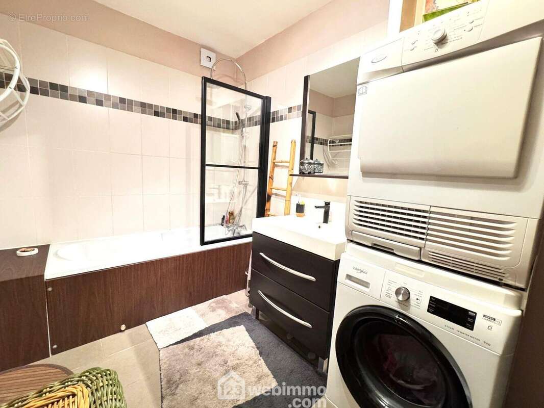 Enfin, terminons par cette belle salle de bain - Appartement à RIS-ORANGIS