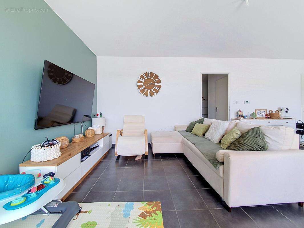 Appartement à CHUZELLES