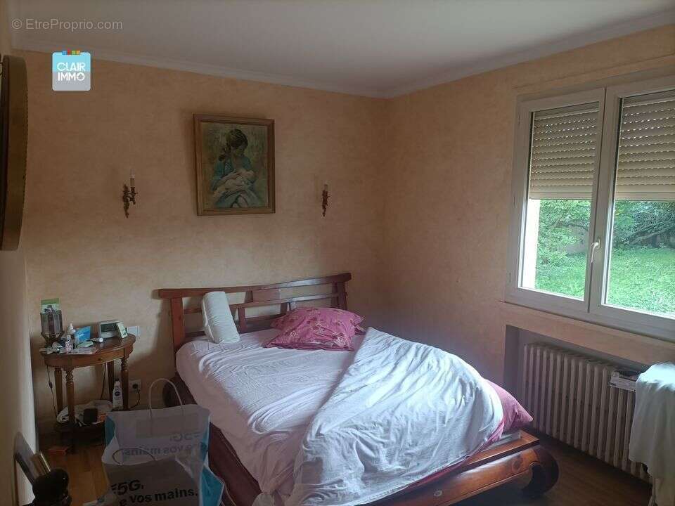 A SANCE MAISON 7 PIECES DE 140 M² AVEC PISCINE SUR TERRAIN DE - Maison à SANCE