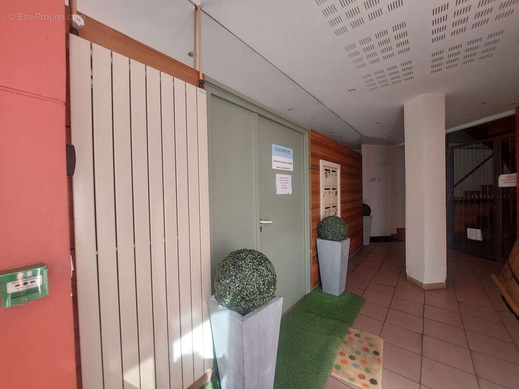 Bureaux climatisés 65 m2 avec parking à LIMAS - sortie A6 SUD - photo 8