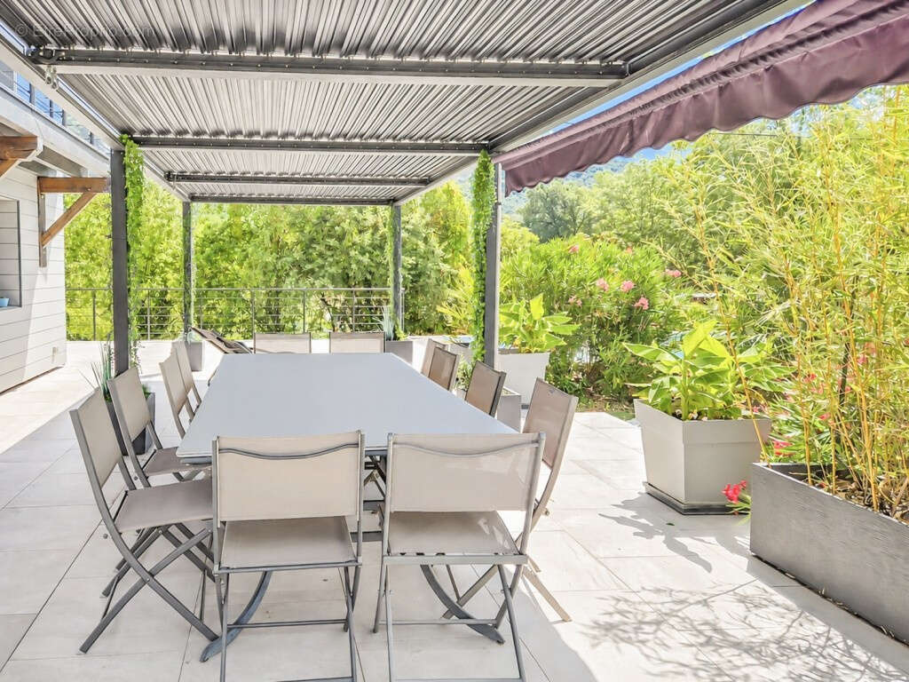 Maison familiale contemporaine de 170 m2 avec piscine, garage et grand sous-sol sur 900 m2 - photo 6
