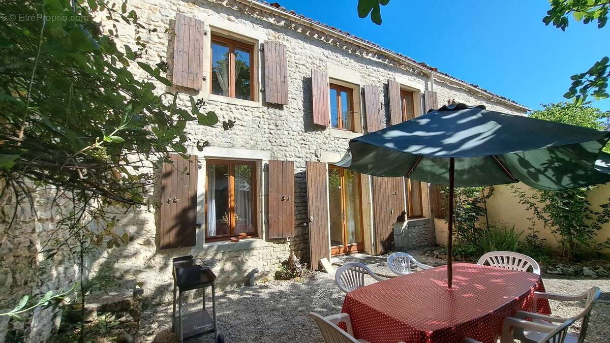 1000035124.jpg - Maison à SAINT-PIERRE-DE-JUILLERS