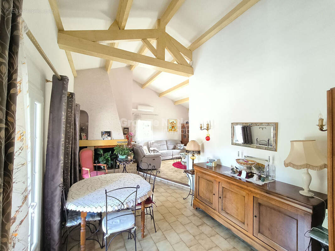 Maison de plain-pied 3 chambres avec piscine, garage, abri voitures sur parcelle constructible de 2826 m² - Loriol du Comtat - photo 5