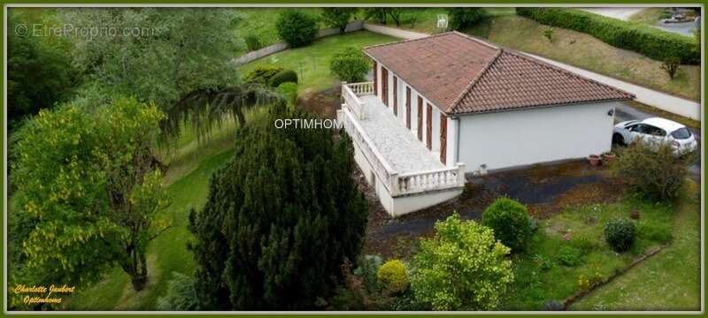 Maison à MONTMOREAU-SAINT-CYBARD