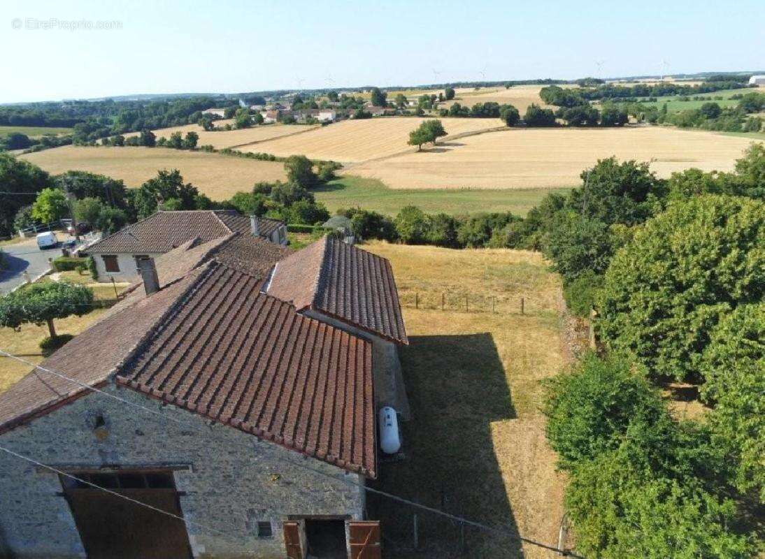 Maison 92 m² à Ruffec  - photo 2