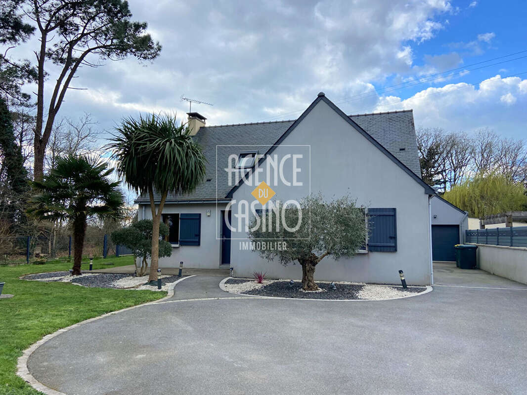 Guérande  - Maison récente 4 chambres 140 m², jardin clos et garages - photo 11