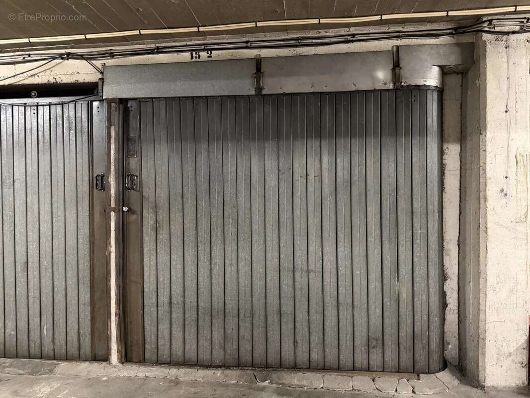 NICE-RIQUIER: Garage fermé avec cave- résidence sécurisée - photo 2